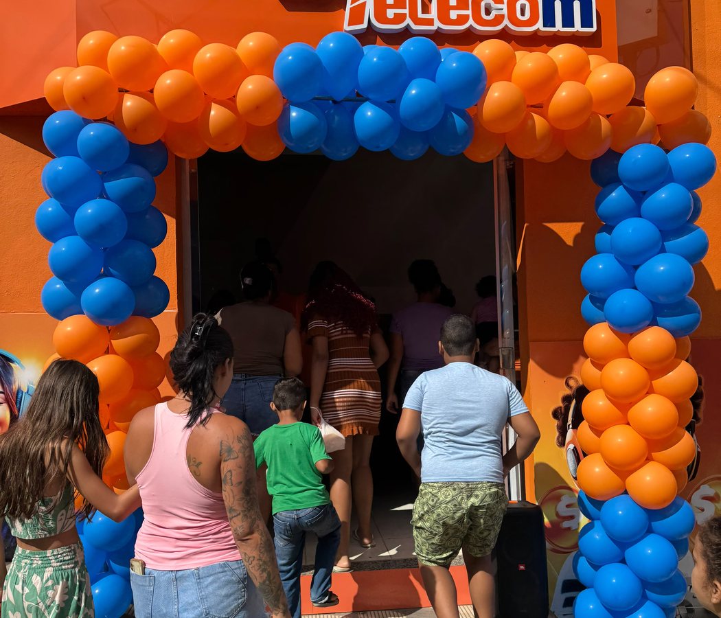 Fila de moradores entrando na loja da MegaTelecom em Braúnas no dia da inauguração